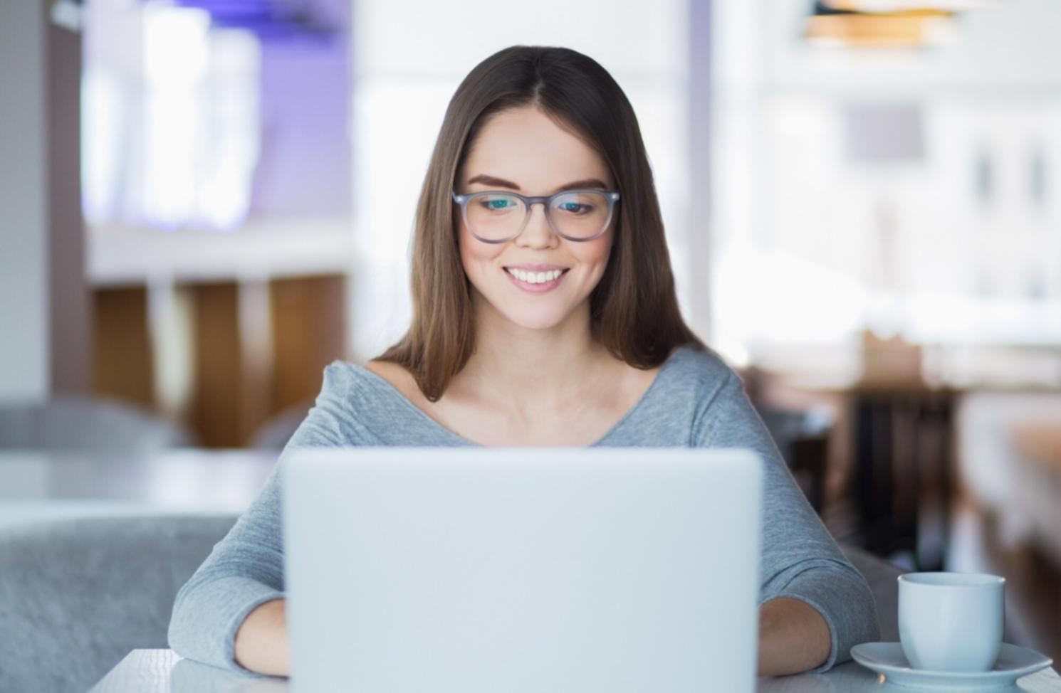 Espace de travail avec documents budgétaires et outils de planification financière